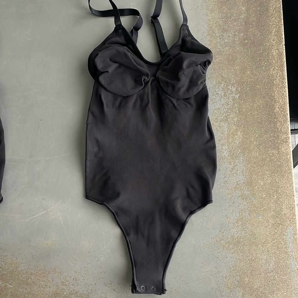 SKIMS Black Adjustable Straps Sculpting Seamless Thong Bodysuit Size S-M - NWOB - Picture 4 of 9